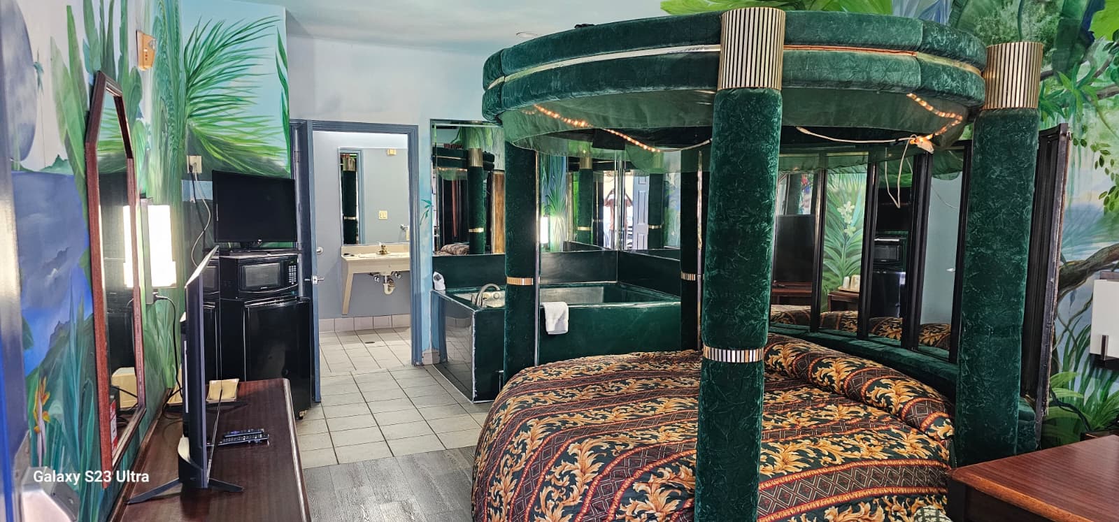 Tropical Jungle Jacuzzi Suite